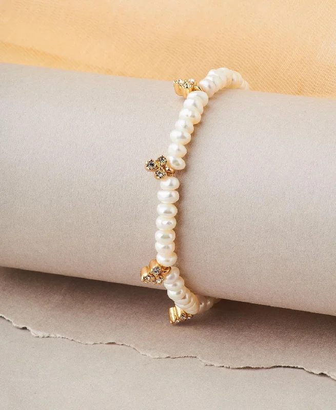 Ladies bracelets online stores-Pretty White Pearl Bracelet